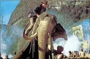  ??  ?? Comme Harrison Ford, vous pourrez rencontrer des éléphants.