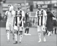  ?? MASSIMO PINCA / REUTERS ?? Juventus’ Miralem Pjanic and Martin Caceres cut dejected figures after Sunday’s 2-0 loss at Genoa, the Turin side’s first Seria A defeat of the season.