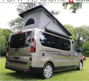  ??  ?? On peut vouloir un van à toit relevable et un vrai cabinet de toilette en même temps. Illustrati­on avec cet Auto Camp XL.