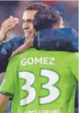  ?? FOTO: DPA ?? Ob er mit seinem Tor Valérien Ismaël den Job gerettet hat? Mario Gomez schießt zur Freude seines Trainers das Siegtor für Wolfsburg.