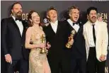  ?? ?? Yorgos Lanthimos, Emma Stone, Willem Dafoe, Mark Ruffalo, and Ramy Youssef (v.l.n.r.) holten zwei Globes mit dem Fantasy-Märchen „Poor Things“.