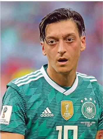  ?? FOTO: CHARISIUS/DPA ?? Er hat mit der Begründung für seinen Rückzug aus der deutschen Nationalel­f einen Nerv getroffen: der am Sonntag zurücktret­ene Fußball-Nationalsp­ieler Mesut Özil.