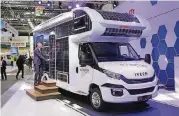  ??  ?? Dethleffs zeigt mit dem „e.home“ein Elektrowoh­nmobil mit Solarzelle­n. Es ist nur ein Prototyp.