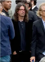  ??  ?? Dave Grohl pays his last respects