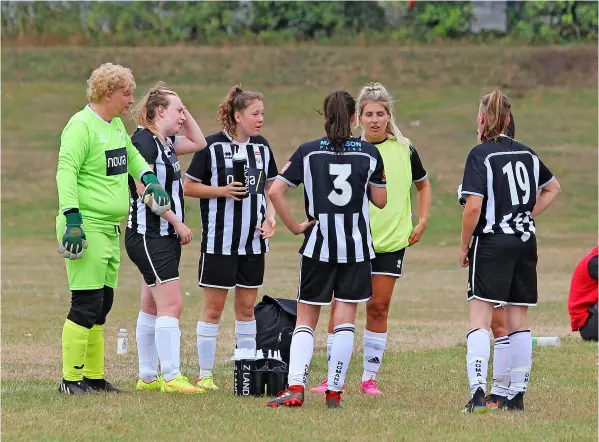  ?? PICTURES: Mark Stillman ?? Bath City Women enjoy a drinks break during their opening Somerset County League defeat against Pen Mill