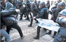  ??  ?? PELEA. Los policías usaron la fuerza contra radicales.