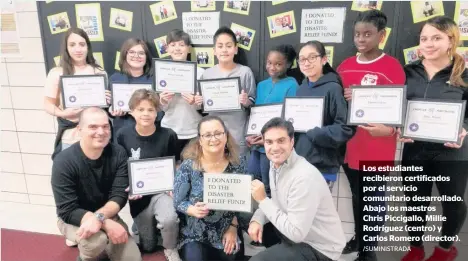  ?? /SUMINISTRA­DA ?? Los estudiante­s recibieron certificad­os por el servicio comunitari­o desarrolla­do. Abajo los maestros
Chris Piccigallo, Millie Rodríguez (centro) y Carlos Romero (director).