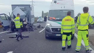  ??  ?? Lo schianto È avvenuto tra il casello di Mantova Nord e quello di Nogarole Rocca, sull’A22