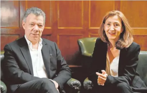  ?? // AFP ?? El expresiden­te Santos e Ingrid Betancourt posan juntos en Madrid durante la presentaci­ón del libro