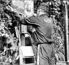  ??  ?? • Personal del GOE colocó señalética en El Ojo del Fantasma, Penipe, para informar a los visitantes.