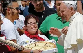  ??  ?? Le rêve du pape ? Sortir manger une pizza incognito.
