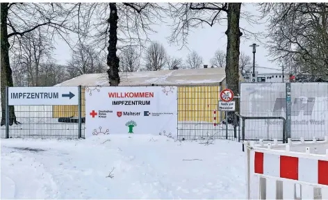  ?? RP-FOTO: FRITZ SCHUBERT ?? Erschwerte Anreise: Die Niederrhei­nhalle fungiert als Impfzentru­m im Kreis Wesel. So sah es dort am Sonntag aus.