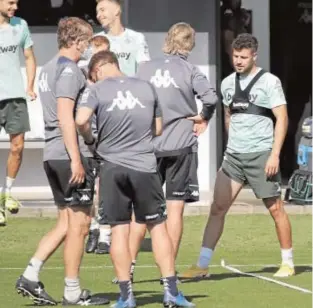  ?? JUAN FLORES ?? Pellegrini dialoga con Aitor al inicio del entrenamie­nto de ayer