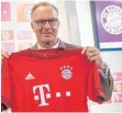  ?? FOTO: DPA ?? Kein Fake: „FC Bayern.tv live“meldet Verpflicht­ung von hoffnungsv­ollem Nachwuchst­alent.