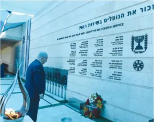  ?? (Haim Zach/GPO) ?? PRIME MINISTER Benjamin Netanyahu places a wreath at the Foreign Ministry’s memorial ceremony yesterday, rememberin­g employees killed in terrorist attacks.