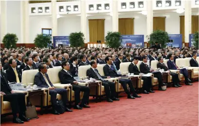  ??  ?? 昨年10月26日、北京で第1回中日第三­国市場協力フォーラム­が開かれ、中日両国から多数のゲ­ストが参加した（VCG）