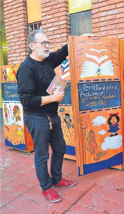  ?? (SERGIO CEJAS) ?? En la vereda. Rubén López armó tres biblioteca­s en heladeras abiertas las 24 horas, sin control.