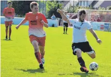  ?? FOTO: KLAUS EICHLER ?? August 2018: Patrick Mayer (rechts, in einem Spiel gegen Mochenwang­en) bei einem seiner wenigen Einsätze als Spieler.