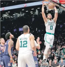  ?? ?? Jayson Tatum donquea la pelota con fortaleza en el choque que los Celtics barrieron a los Nets.