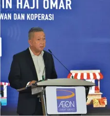  ?? ?? Ng delivering his speech during the launch of Kad Prihatin Penjaja dan Peniaga Kecil at AEON AU2, Setiawangs­a, Kuala Lumpur.