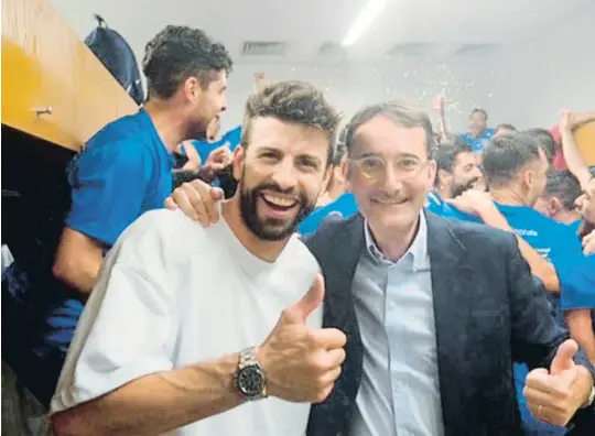  ?? Kosmos ?? Gerard Piqué amb el president de l’Andorra i responsabl­e de futbol de Kosmos, Ferran Vilaseca