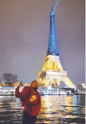  ?? ?? l En su reciente viaje a París, Francia, Christian aparece frente a la Torre Eiffel.