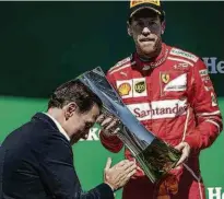  ?? Eduardo Knapp/Folhapress ?? O prefeito de São Paulo, João Doria, aplaude o alemão Sebastian Vettel, após lhe entregar o troféu