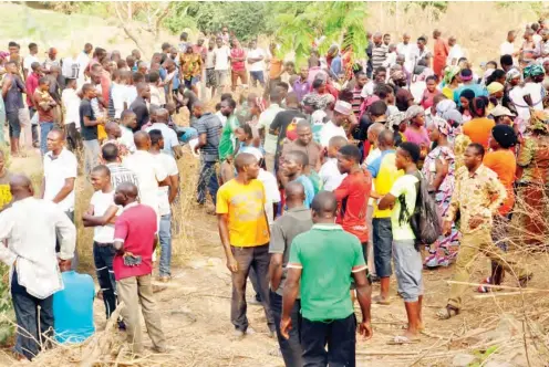  ??  ?? Onlookers at the scene where four children drowned at Danco River in Galadimawa, Abuja yesterday Photo: NAN