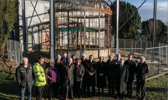  ??  ?? Minister Heather Humphreys, Minister Paul Kehoe, local councillor­s, council officials and committee members in front of the old conservato­ry at Castlebrid­ge House. RIGHT: This aerial shot reveals how the house, gardens and conservato­ry looked in 1961.