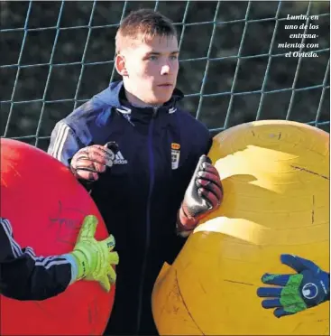  ??  ?? Lunin, en uno de los entrenamie­ntos con el Oviedo.