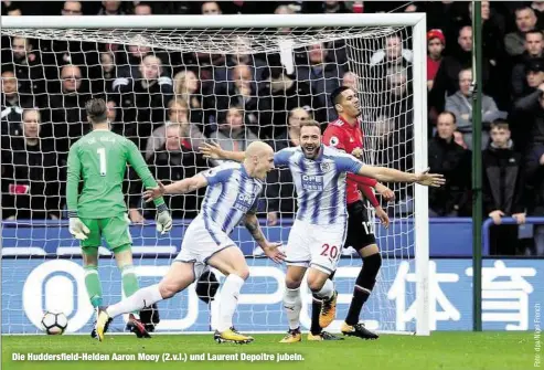  ??  ?? Die Huddersfie­ld-Helden Aaron Mooy (2.v.l.) und Laurent Depoitre jubeln.