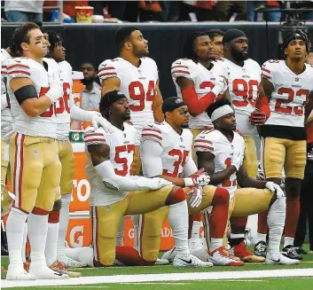  ?? PHOTO D’ARCHIVES, AFP ?? Plusieurs joueurs des San Francisco 49ers ont mis un genou à terre pendant l’hymne national avant un match de football contre les Houston Texans en décembre 2017.