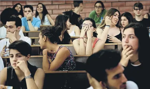  ?? ANA JIMÉNEZ / ARCHIVO ?? Fotografía de archivo de un grupo de alumnos que se enfrentaro­n a las pruebas de la selectivid­ad hace dos años