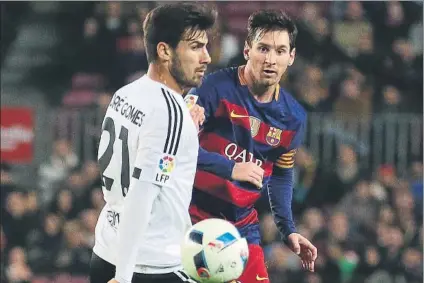  ?? FOTO: PEP MORATA ?? André Gomes, en un partido reciente con el Valencia que le enfrentó al que hoy será su compañero, Leo Messi