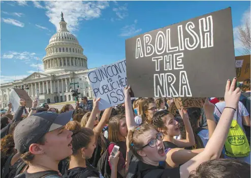  ?? J. SCOTT APPLEWHITE ASSOCIATED PRESS ?? Des étudiants de plusieurs villes aux États-Unis ont manifesté pour un meilleur contrôle des armes à feu. Ci-dessus, devant le Capitole à Washington.