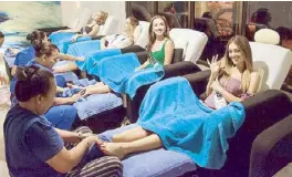  ??  ?? Miss Universe 2017 candidates enjoy some spa-mpering at BlueWater Day Spa.