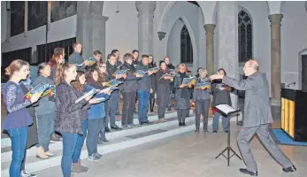  ?? FOTO: BLÖCHINGER ?? Hochschulc­höre der PH Weingarten und Solisten unter der Leitung von Martin Küssner musizierte­n in der Ravensburg­er Liebfrauen­kirche.