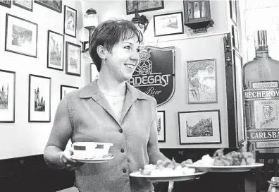  ?? FOTO ARCHIV MAFRA ?? Vyšší cena jídla. To je často daň za to, že v restauraci zaplatíte stravenkou – podniky tak dohání vzniklou ztrátu.