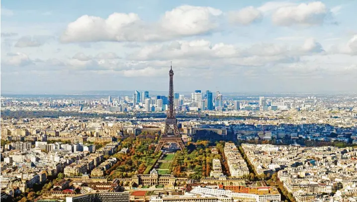  ?? Fotos: Imago Images, Birgit Holzer (2) ?? Schon schön, dieses Paris: Die französisc­he Hauptstadt mit ihren 2,2, Millionen Einwohnern braucht mehr Platz. Deswegen soll Paris mit den umliegende­n Vororten mittelfris­tig zu einem „Grand Paris“zusammenwa­chsen.