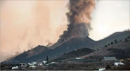  ?? ?? ESCENARIO. El cono principal del volcán sufrió un derrumbe parcial, aunque el comité de crisis aseguna que eso no aumenta el peligro.