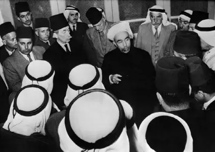  ??  ?? عبد الله الأول ملك شرق الأردن )وسط( يتحدث مع قادة عرب بعد مؤتمر عمان )صورة أرشيفية تم نشرها في 10 مايو/أيار 1948)