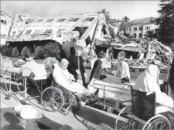  ?? Bruce Cox ?? PATIENTS at the VA Hospital in Sylmar wait for transport to other facilities after the quake of Feb. 9, 1971. Forty-nine people died there; witnesses said two hospital buildings collapsed “in a cloud of dust.”