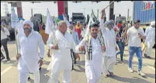  ?? HT PHOTO ?? The agitating farmers at a Karnal toll plaza on Saturday.