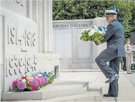  ??  ?? Flores. La delegación llevó ofrendas al Monumento a los Muertos.