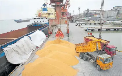  ?? AFP ?? Soja. El puerto chino de Nantong con soja. China compró por 12.000 millones de dólares a EE.UU.