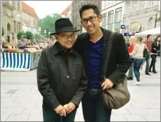  ?? JAWA POS PHOTO ?? SEMANGAT MUDA: Habibie bersama wartawan Jawa Pos Khoiron Fadil di Marienplat­z, Muenchen, pertengaha­n Juni lalu.