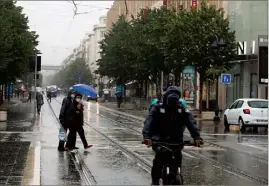  ?? (Photo Eric Ottino) ?? Le Var, les Alpes-Maritimes (ci-dessus à Nice) et les Alpes-de-Haute-Provence ont été placés en vigilance orange « pluie-inondation » hier. Hormis quelques routes inondées, il n’y a guère eu de dégâts.