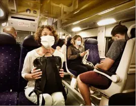  ?? (Photos Frantz Bouton) ?? Ali et Marina, usagers quotidiens de la ligne Grasse-Vintimille. Parmi les   Azuréens qui travaillen­t à Monaco, beaucoup s’y rendent par le train. Moins cher et plus pratique que la voiture, le TER fait râler, mais personne ne pourrait s’en passer.