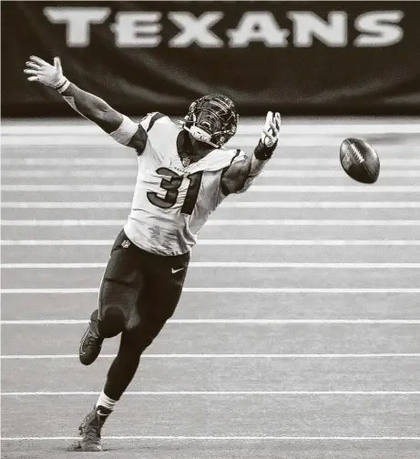  ?? Jon Shapley / Staff photograph­er ?? Texans running back David Johnson misses a pass during the third quarter of Sunday’s game against the Ravens at NRG Stadium.