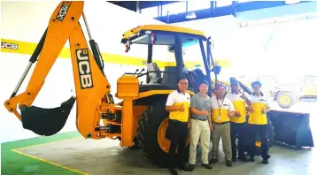  ??  ?? David (second left) and his team alongside a JCB ‘Scorpion’ 3DX Backhoe Loader.